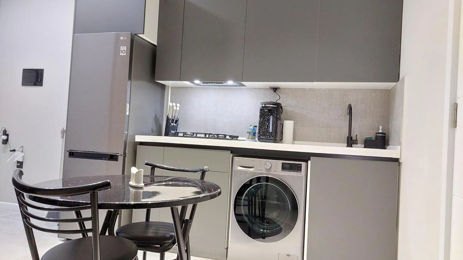Central Spacious Flat-Right In Front Of The Subway Μπακού Διαμέρισμα